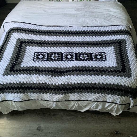 Vintage Crochet Black Grey White Floral Afghan Blanket Throw - Picture 4 of 4